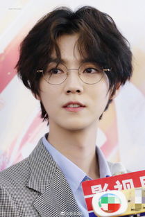 组图 鹿晗全新造型亮相宣传新剧 金边眼镜配中分卷发儒雅帅气