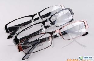 低价现代暴龙时尚眼镜架，演绎简约与实用之美